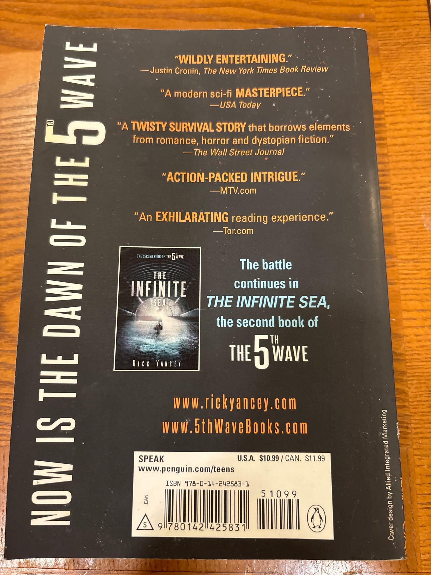 The 5th Wave (The Trilogy of the 5th Wave series, book 1) by Rick Yancey paperback YA (like new)