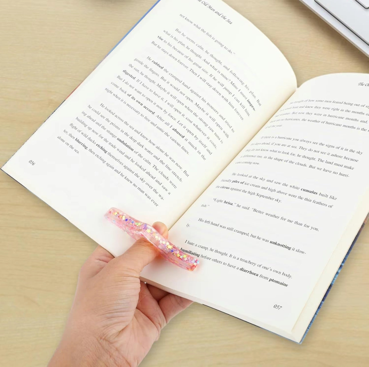 Thumb book page holder resin, 2 colors available