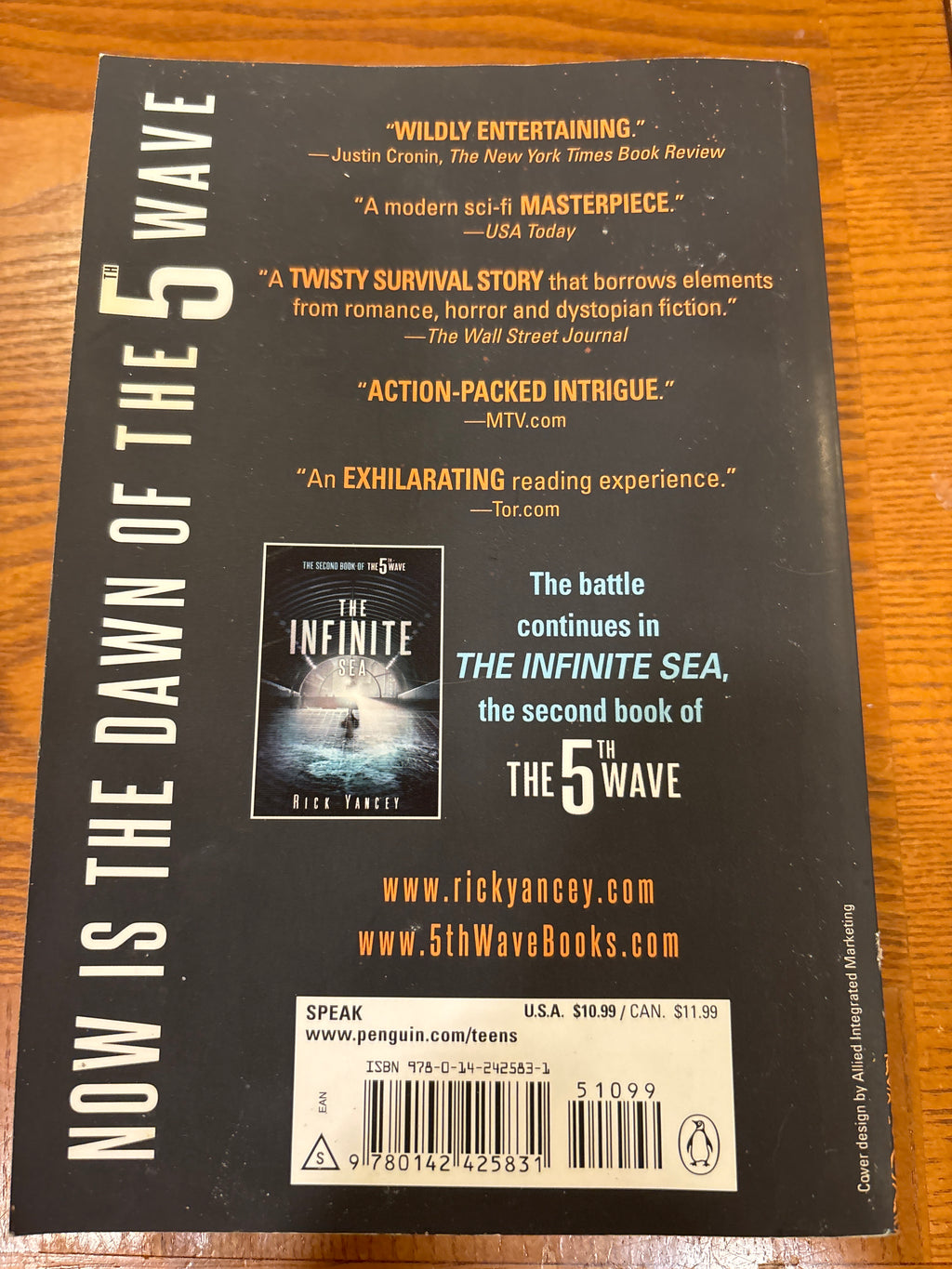 The 5th Wave (The Trilogy of the 5th Wave series, book 1) by Rick Yancey paperback YA (like new)