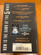 The 5th Wave (The Trilogy of the 5th Wave series, book 1) by Rick Yancey paperback YA (like new)