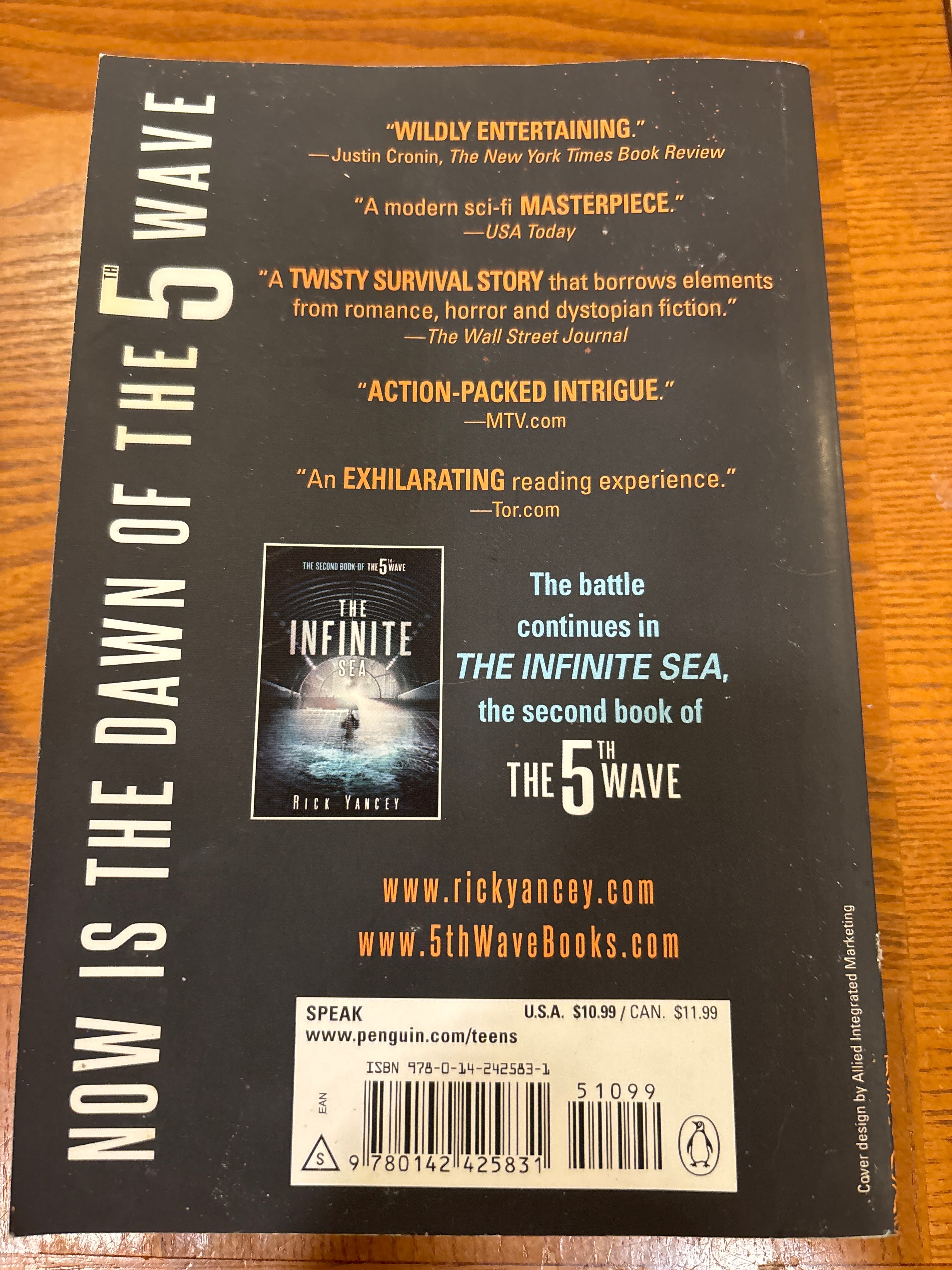 The 5th Wave (The Trilogy of the 5th Wave series, book 1) by Rick Yancey paperback YA (like new)