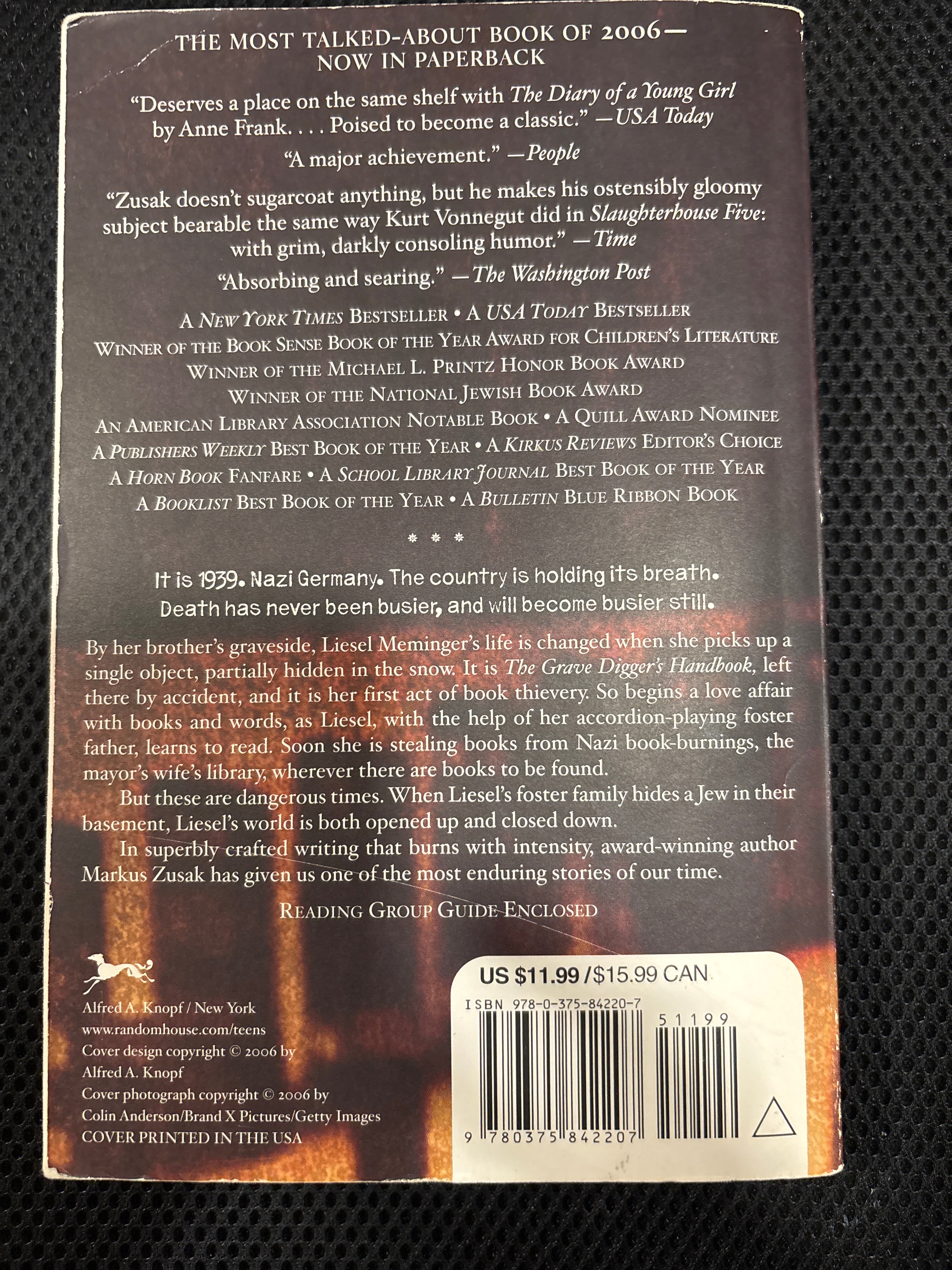 The Book Thief by Markus Zusak YA paperback (rescued)