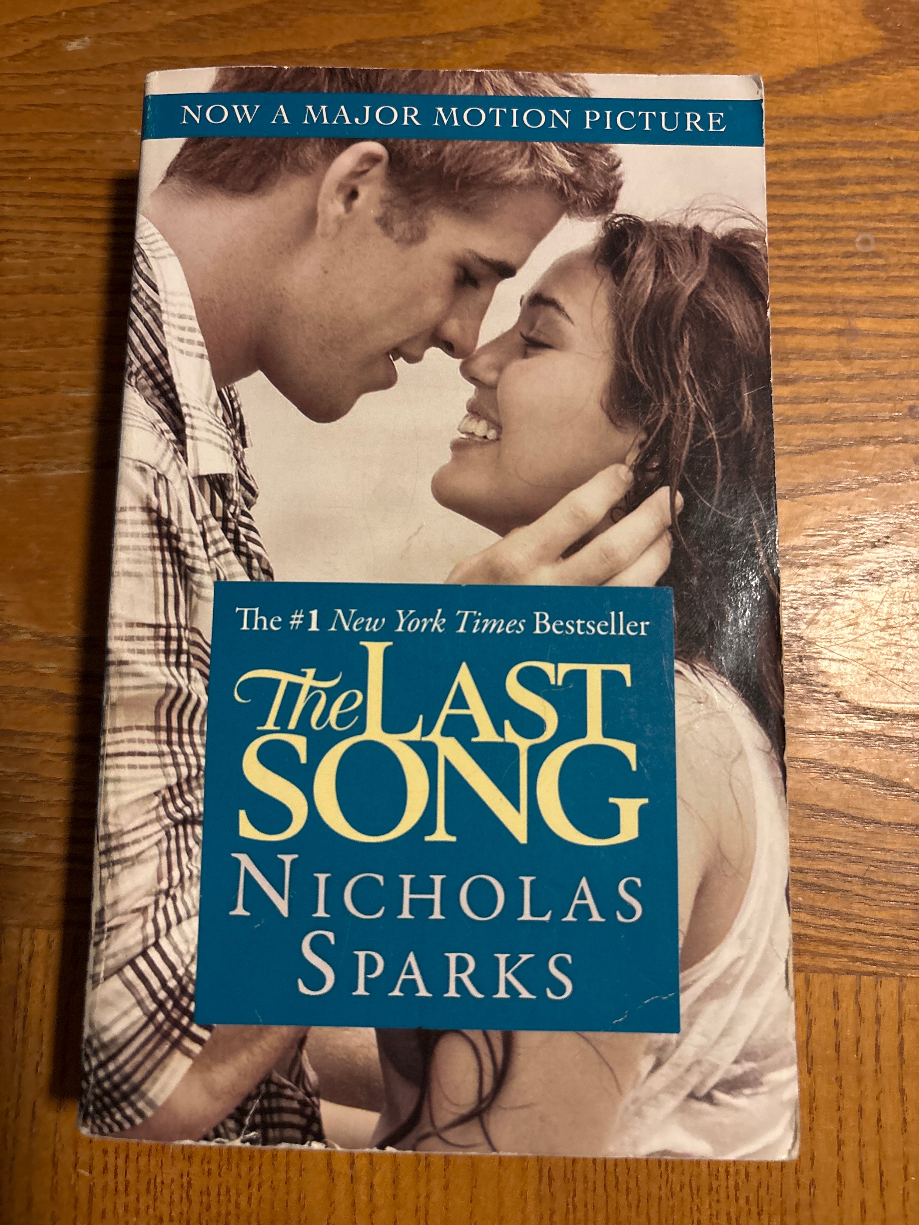 The Last Song by Nicholas Sparks paperback rescued (mass market) (movie cover tie in)