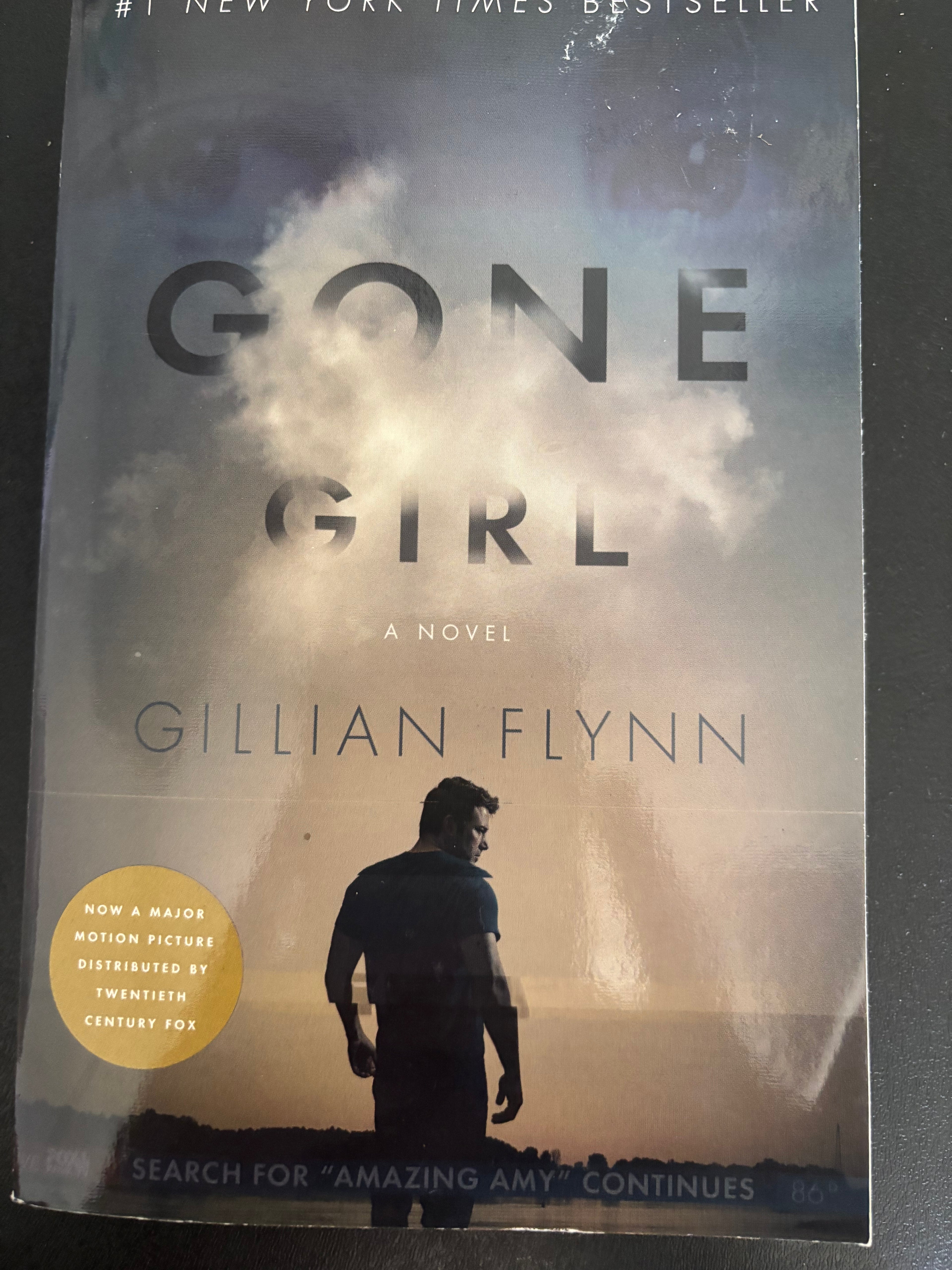 Gone Girl by Gillian Flynn paperback (like new)