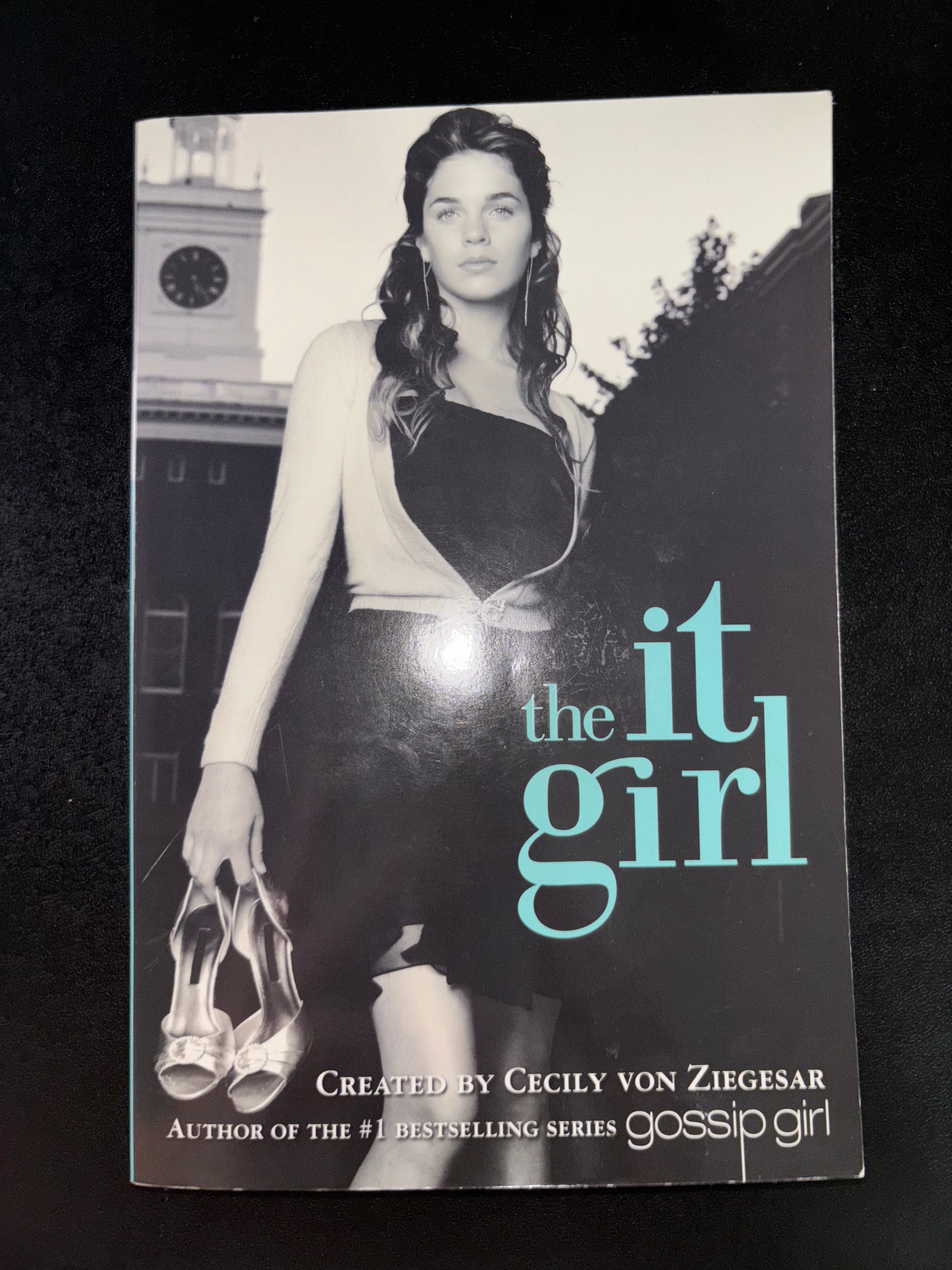 The It Girl (Book 1 of The It Girl series) by Cecily Von Ziegesar YA paperback (rescued)