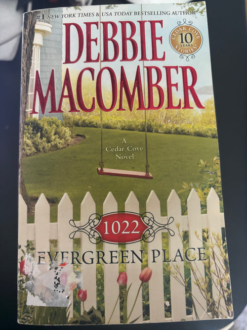 1022 Evergreen Place (Book 10 of the Cedar Cove series) by Debbie Macomber mass market (rescued)