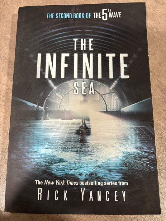 The Infinite Sea (The Trilogy of the 5th Wave series, book 2) by Rick Yancey rescued/paperback YA